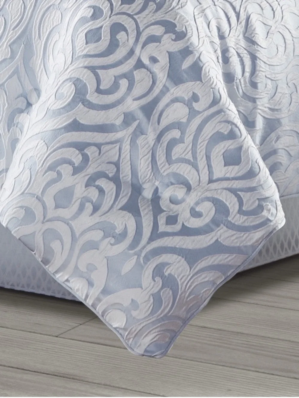 J. Queen New York Liana Comforter Set - King  NWT